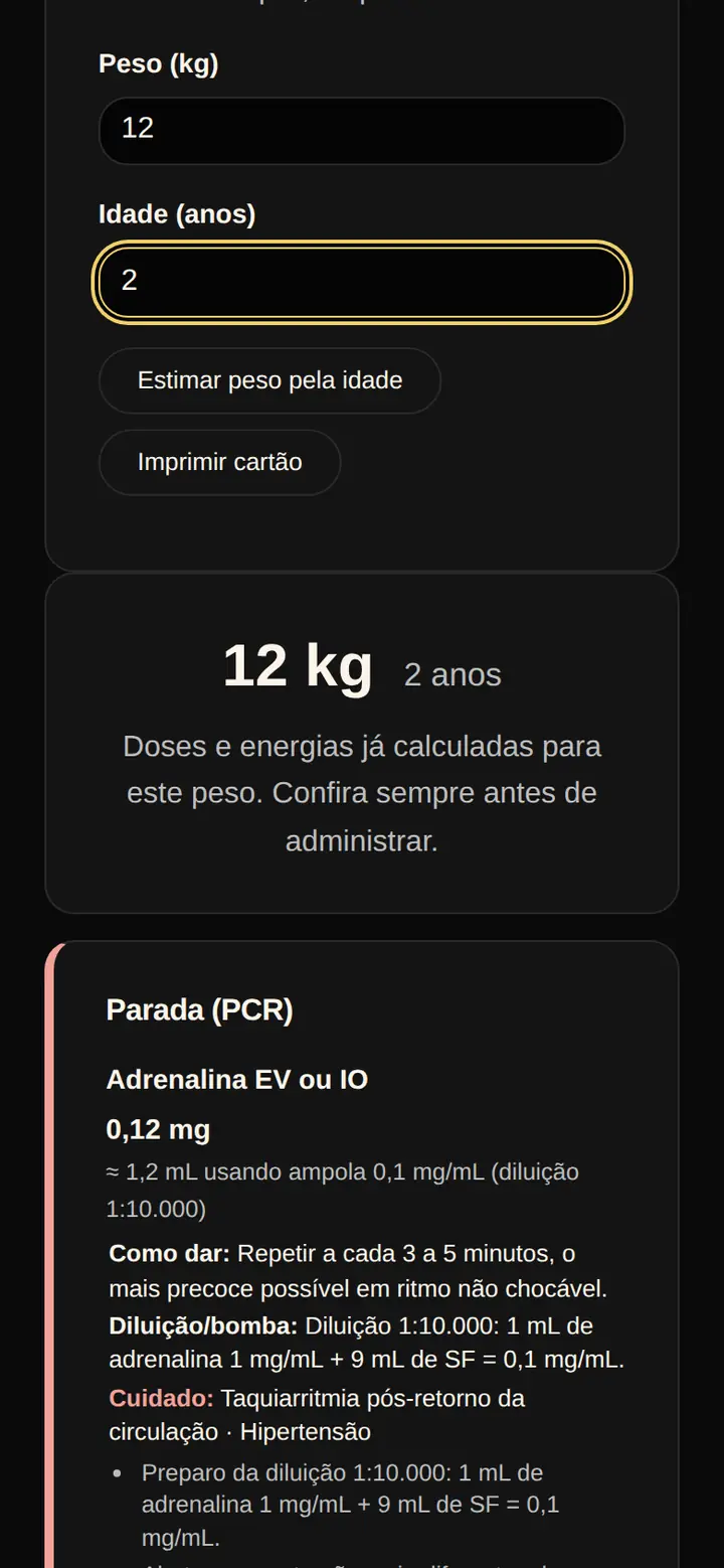 Tela real do Kit Emergência: cartão de parada calculado para 12 quilos e 2 anos, com a adrenalina em 0,12 miligrama, o volume em mililitros e a diluição.