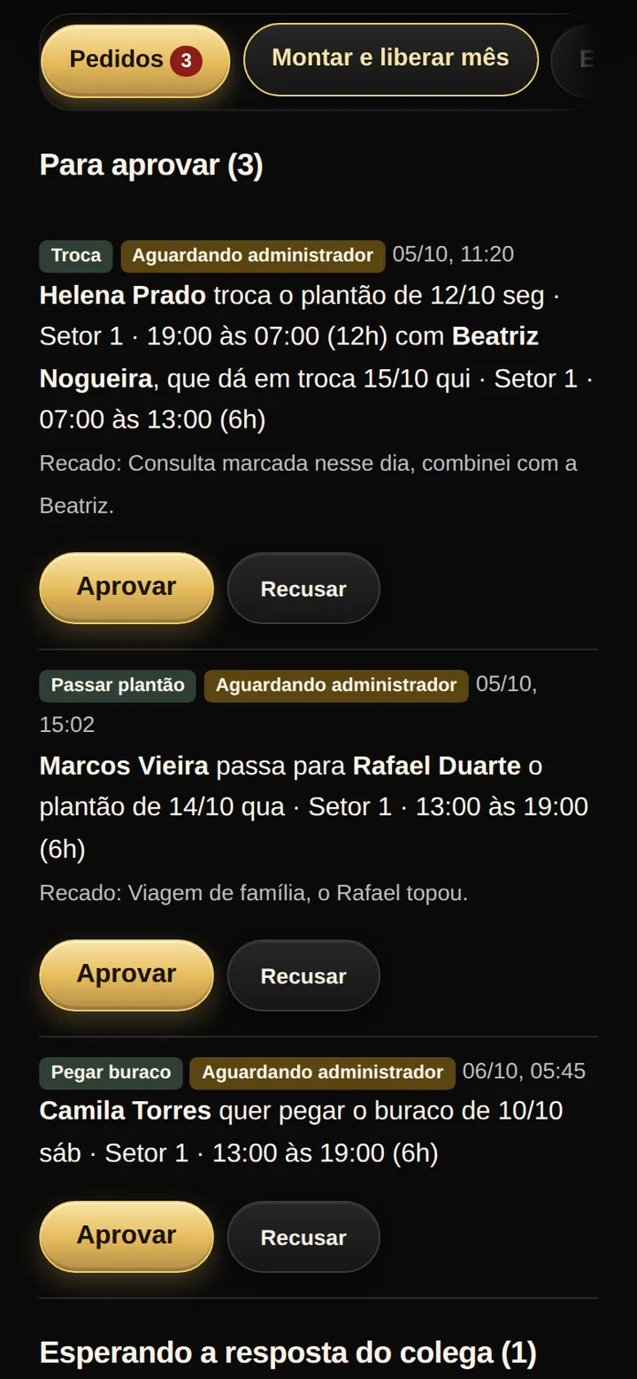 Tela real do SPI Escalas: pedidos esperando a aprovação da administração, uma troca, um repasse e um pedido de buraco, cada um com o recado de quem pediu e os botões Aprovar e Recusar.