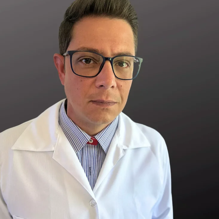 Dr. Bruno Soares, médico pediatra, de jaleco.