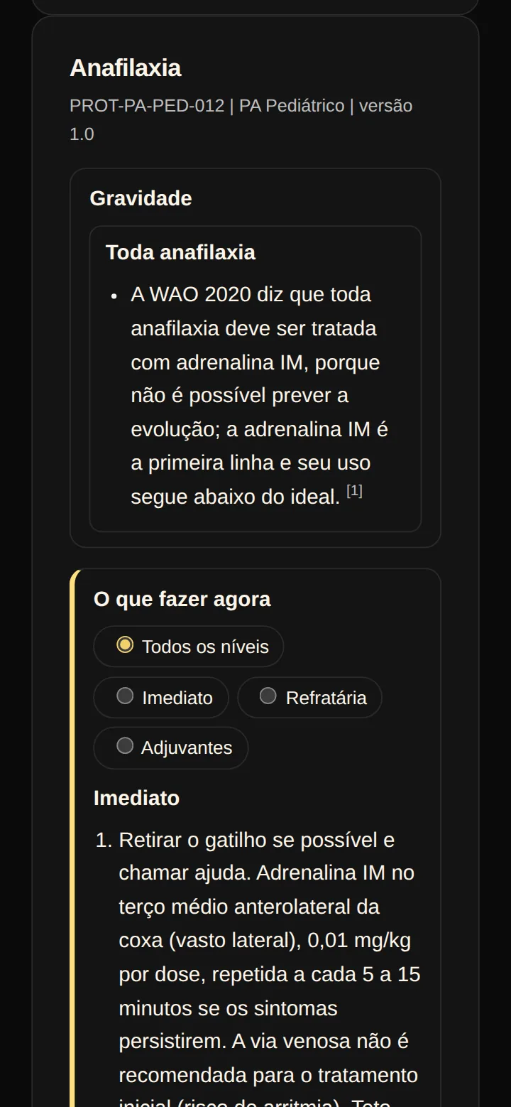 Tela real dos protocolos institucionais no celular: protocolo de anafilaxia, com a gravidade e o início do que fazer agora, com os botões Todos os níveis, Imediato, Refratária e Adjuvantes.