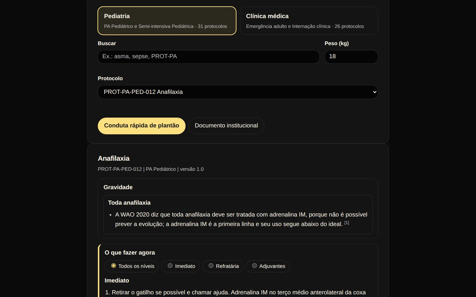 Tela real dos protocolos institucionais no computador: protocolo de anafilaxia na conduta rápida, com o peso de 18 kg, as abas das áreas, a classificação de gravidade e o início do que fazer agora.