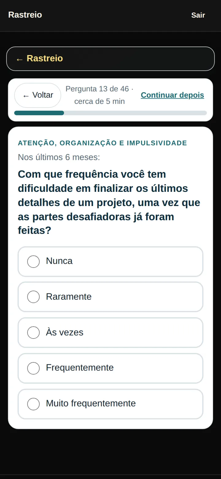 Tela real do Rastreio: uma pergunta por tela, sobre atenção e organização, com cinco opções de resposta e a barra de progresso.
