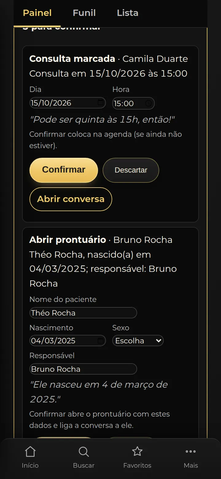 Tela real do SPI: sugestões da IA, consulta marcada e abrir prontuário, cada uma com a frase do paciente que a motivou e os botões Confirmar e Descartar.